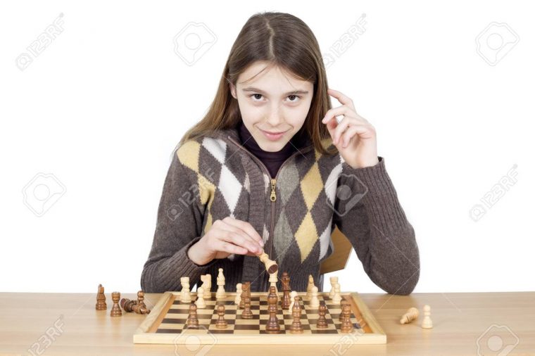 Intelligent Jeune Fille Jouant Aux Échecs – Bon Jeu D'échecs Requiert De  L'intelligence, De La Patience Et Une Bonne Stratégie serapportantà Jeux De Intelligence De Fille