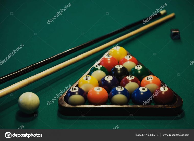 Jeu De Billard. Boules De Billard Et Cue Sur Table De serapportantà Jeux De Biyare