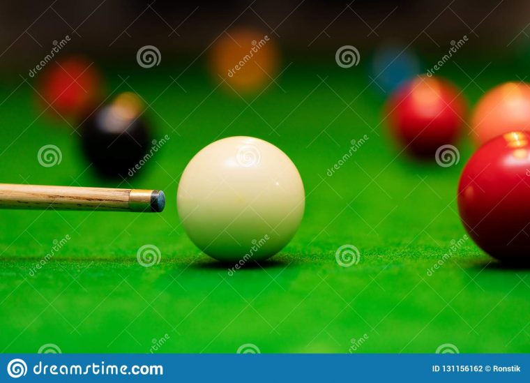 Jeu De Billard – Joueur Visant La Boule De Queue Photo Stock tout Jeux De Biyare