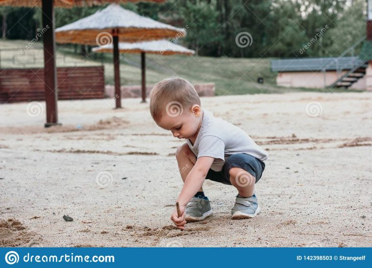 Jeu De Petit Garçon Avec Le Sable Sur La Plage D'été Image dedans Jeux Des Petit Garçon