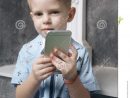Jeu De Petit Garçon Avec Le Smartphone Image Stock - Image pour Jeux Des Petit Garçon