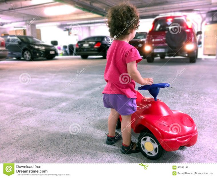 Jeu De Petite Fille Avec Une Voiture De Jouet Dans Le à Jeux De Petite Voiture