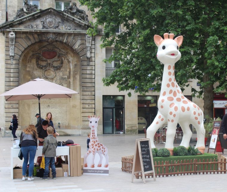 Jeu De Piste En Ville Avec Une Sophie La Girafe Géante, À pour Jeux De Girafe Gratuit