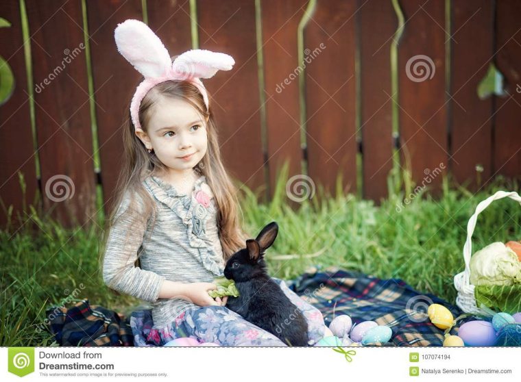 Jeu D'enfants Avec Le Vrai Lapin L'enfant Riant À L'oeuf De encequiconcerne Jeux D Animaux Pour Fille