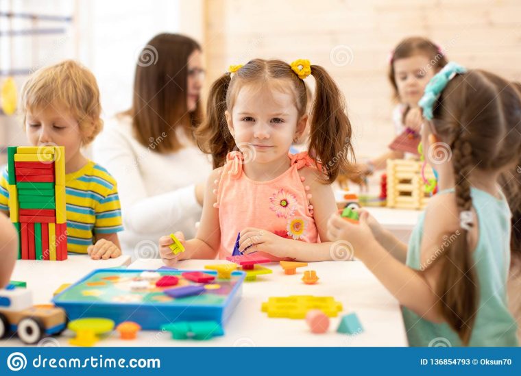 Jeu D'enfants Préscolaire Avec Les Jouets Didactiques avec Jeux Didactiques Maternelle