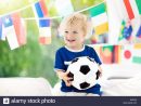 Jeu Enfant Regarder Le Football À La Télévision. Petit tout Jeux Des Petit Garçon