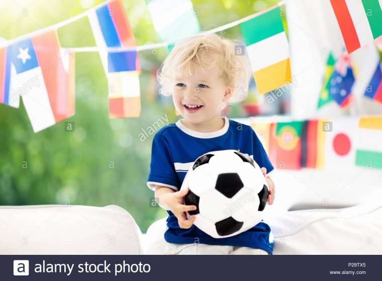 Jeu Enfant Regarder Le Football À La Télévision. Petit tout Jeux Des Petit Garçon