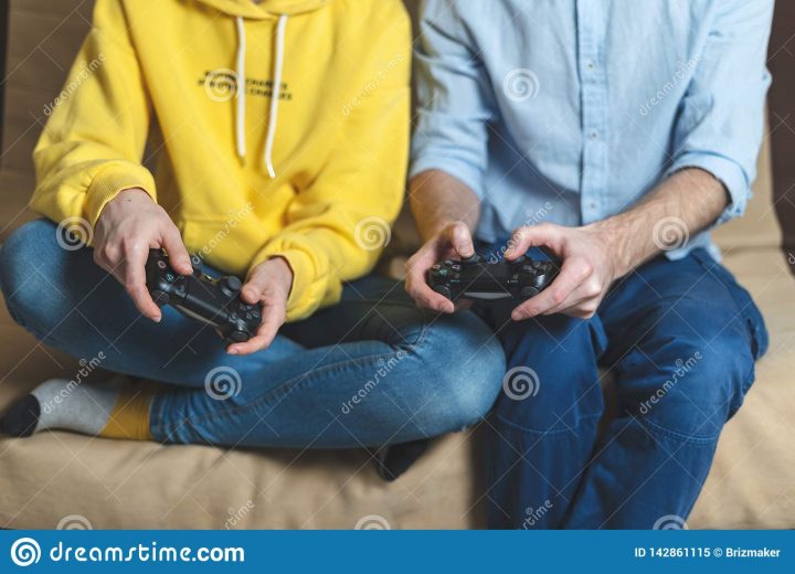 Jeu Pour Deux Personnes Aux Jeux Vidéo À La Maison Image avec Jeux A Deux En Ligne