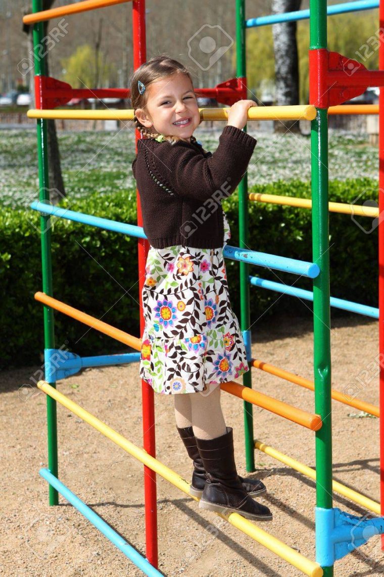 Jeune Fille Aime Grimper Jusqu'à Un Cadre Dans Une Aire De Jeux Pour Enfants à Jeux Pour Jeunes Enfants