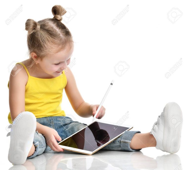 Jeune Fille Enfant Assis Lecture Apprentissage Dessin Sur Tablette  Numérique Écran Tactile Avec Un Crayon En Chemise Jaune Isolé Sur Fond Blanc pour Tablette Enfant Fille