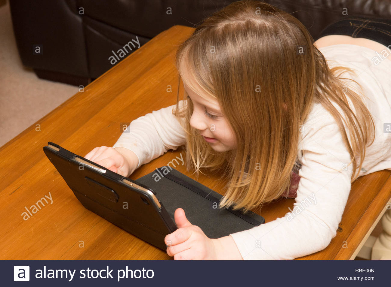 Jeune Fille Jouant Avec Un Appareil Numérique, Tablette à Tablette Enfant Fille