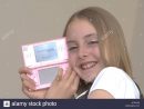Jeune Fille Tenant Une Console De Jeux Nintendo Ds Lite Uk concernant Recherche De Jeux De Fille