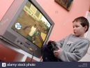 Jeune Garçon Jouant Certificat 18 Violents Rated Ordinateur concernant Jeux De Grand Garçon