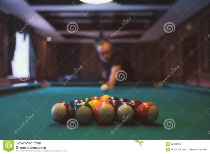 Jeune Homme Jouant Le Billard À L'intérieur Passer Le Temps serapportantà Jeux Gratuit Billard