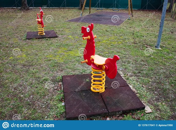 Jeux De Basculage Pour De Petits Enfants Oscillations Rouges encequiconcerne Jeux Pour Petit Enfant