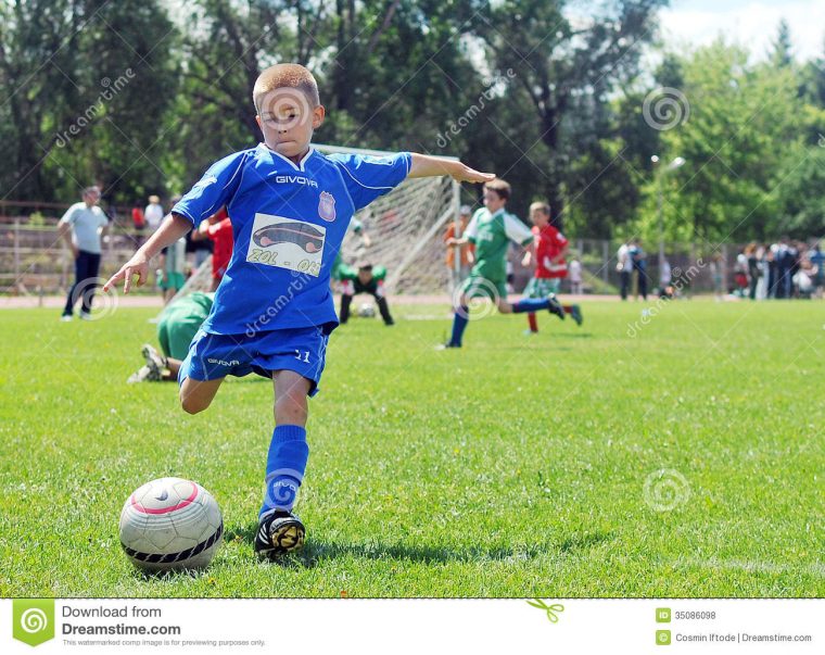 Jeux De Petit Enfant Le Football Ou Le Football Photo Stock tout Jeux Des Petit Garçon