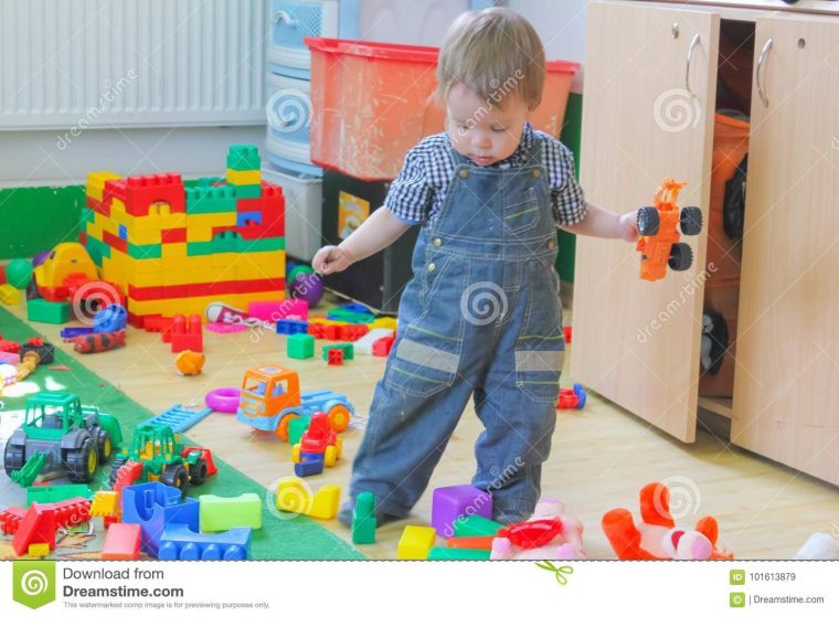 Jeux De Petit Garçon Avec Des Voitures De Jouet Enfant Parmi destiné Jeux Des Petit Garçon