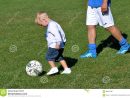 Jeux De Petit Garçon Avec Du Ballon De Football Photographie intérieur Jeux Des Petit Garçon