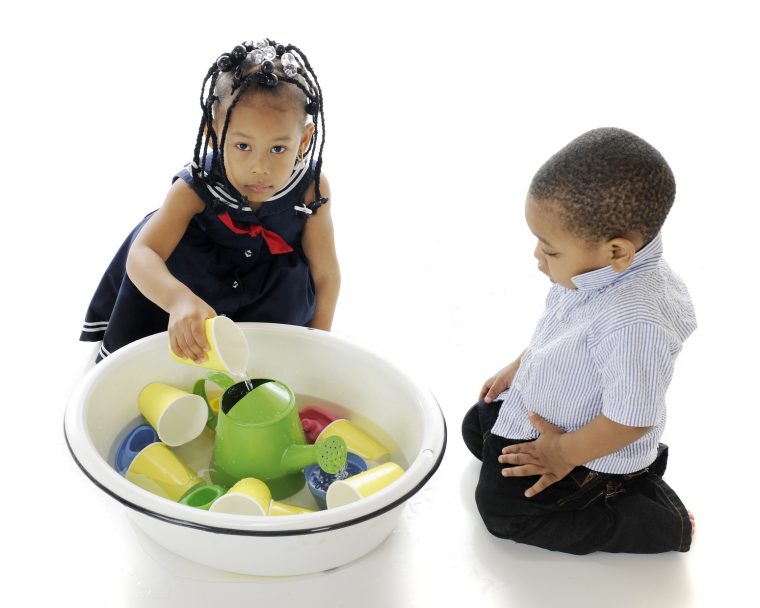 Jeux De Transvasement : Le Grand Plaisir Des Tout-Petits avec Jeux Pour Jeunes Enfants