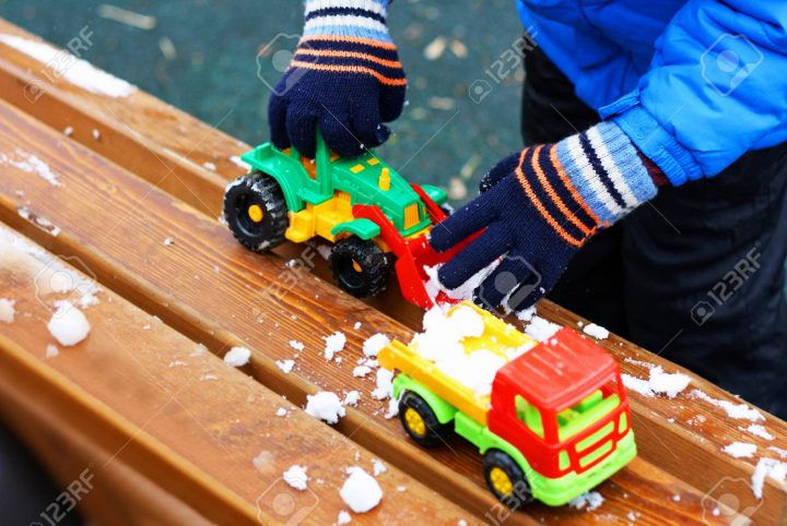 Jeux Pour Enfants Pendant La Saison Froide. Une Partie De L'image D'un  Petit Enfant Debout À Côté D'un Banc De Bois Recouvert De Neige. L'enfant à Jeux Pour Petit Enfant