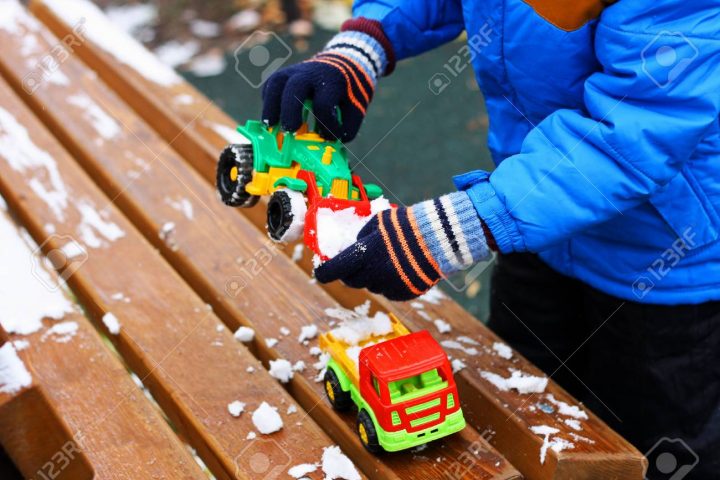 Jeux Pour Enfants Pendant La Saison Froide. Une Partie De L'image D'un  Petit Enfant Debout À Côté D'un Banc De Bois Recouvert De Neige. L'enfant concernant Jeux Pour Petit Enfant