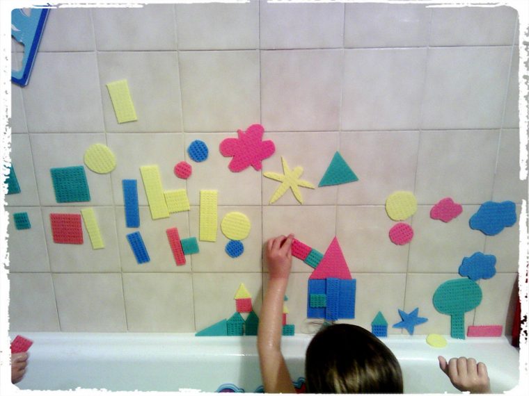 Jouer Au Tangram Dans Son Bain – | Jeux Bain, Activité destiné Jeux Pour Bébé 2 Ans