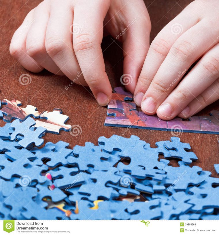 Jouer Avec Des Puzzles Denteux Image Stock – Image Du encequiconcerne Jouer Aux Puzzles Gratuitement