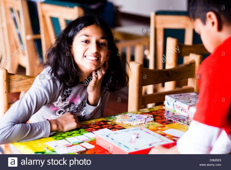 Jouer Jeu De Fille Banque D'images, Photo Stock: 57606369 serapportantà Recherche De Jeux De Fille