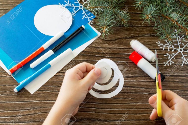 Jouet Enfant Sur L'arbre De Noël Découpé Papier Bonhomme De Neige. Colle,  Papier, Ciseaux Sur Une Table En Bois. Projet D'art Des Enfants, serapportantà Bonhomme De Neige À Découper