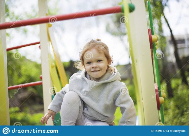 La Petite Fille S'est ?lev?e Sur Des Enfants Glissent Sur Un destiné Jeux Pour Petite Fille