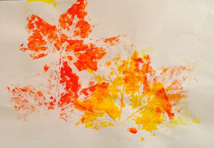 L'automne Est Là ! Empreinte De Peinture Avec Des Feuilles dedans Dessin De Feuille D Automne