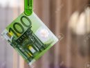 Le Billet Vert 100 Euros Dans Un Vêtement Vert destiné Billet De 100 Euros À Imprimer