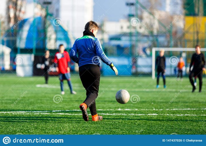 Le Gardien De But Frappe Une Boule Sur Le Terrain De dedans Jeux De Gardien De Foot