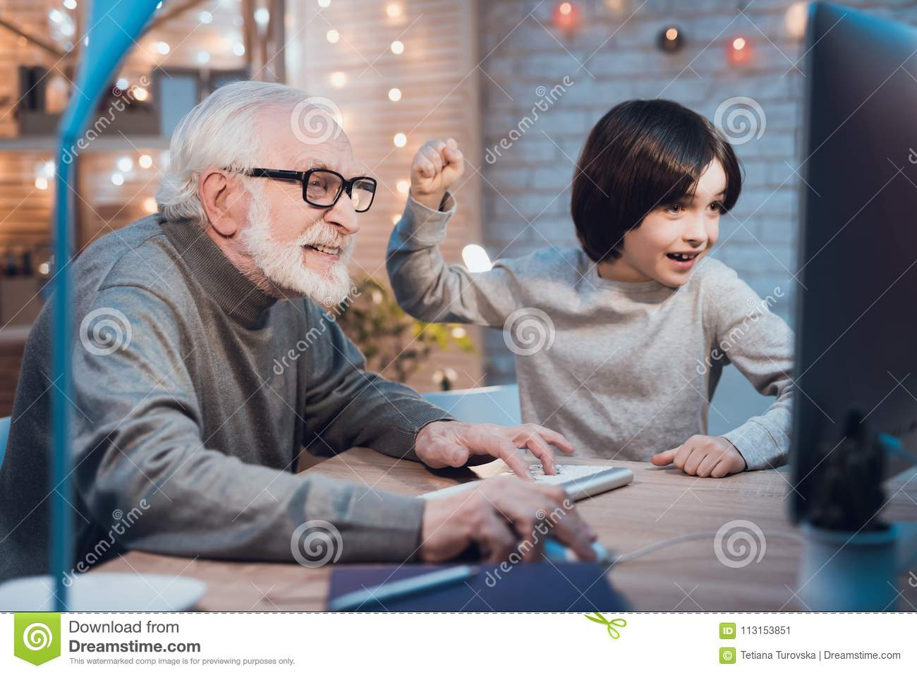 Le Grand-Père Et Le Petit-Fils Jouent Des Jeux Sur L tout Jeux De Grand Garçon