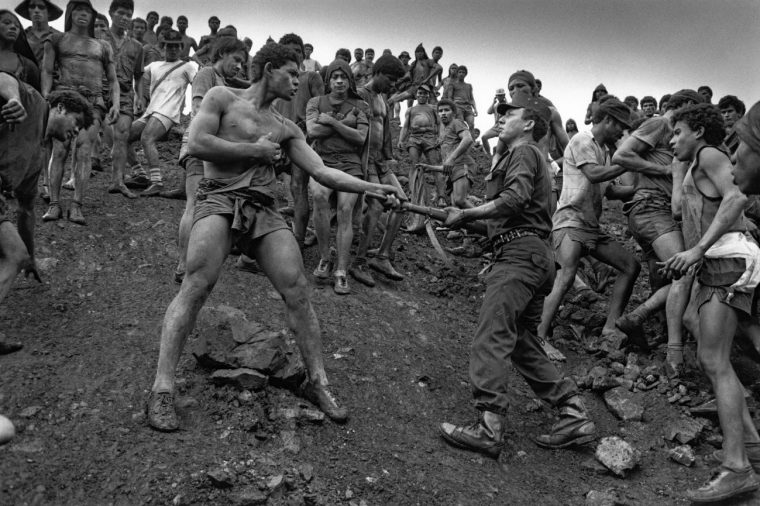 Le Mineur Et Le Policier, Par Sebastião Salgado – Polka Magazine dedans Mineur D Or