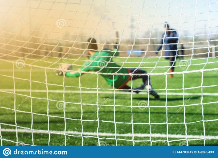 Le Moment De Jeu Le Gardien De But Attrape La Boule Dans Des destiné Jeux De Gardien De Foot