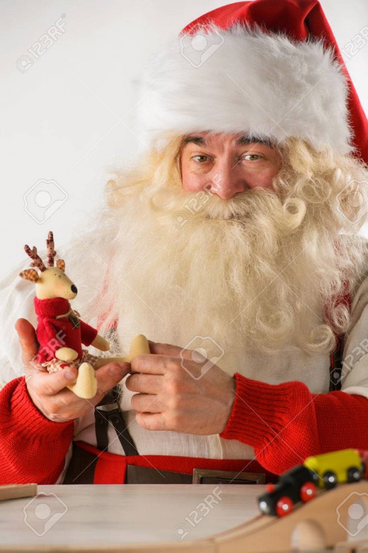 Le Père Noël Dans Son Atelier De Fabrication De Nouveaux Jouets Pour Les  Cadeaux De Noël Pour Les Enfants À Travers Le Monde encequiconcerne Fabrication De Pere Noel