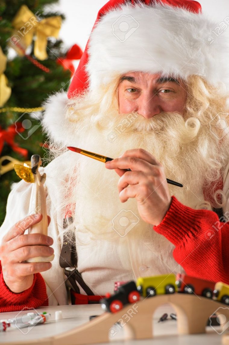 Le Père Noël Dans Son Atelier De Fabrication De Nouveaux Jouets Pour Les  Cadeaux De Noël Pour Les Enfants À Travers Le Monde intérieur Fabrication De Pere Noel