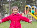 Le Portrait De Petite Fille Sur Terrain De Jeux Au Printemps. Enfant Dans  Des Vêtements Rouges Dans Un Parc Pour Enfants concernant Jeux Pour Petite Fille