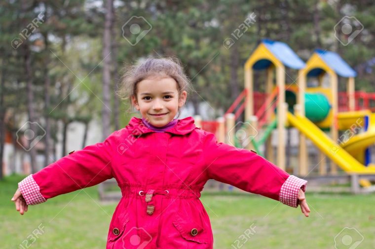 Le Portrait De Petite Fille Sur Terrain De Jeux Au Printemps. Enfant Dans  Des Vêtements Rouges Dans Un Parc Pour Enfants concernant Jeux Pour Petite Fille