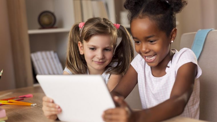 Les Enfants D'âge Préscolaire Passent Trop De Temps Devant intérieur Tablette Enfant Fille