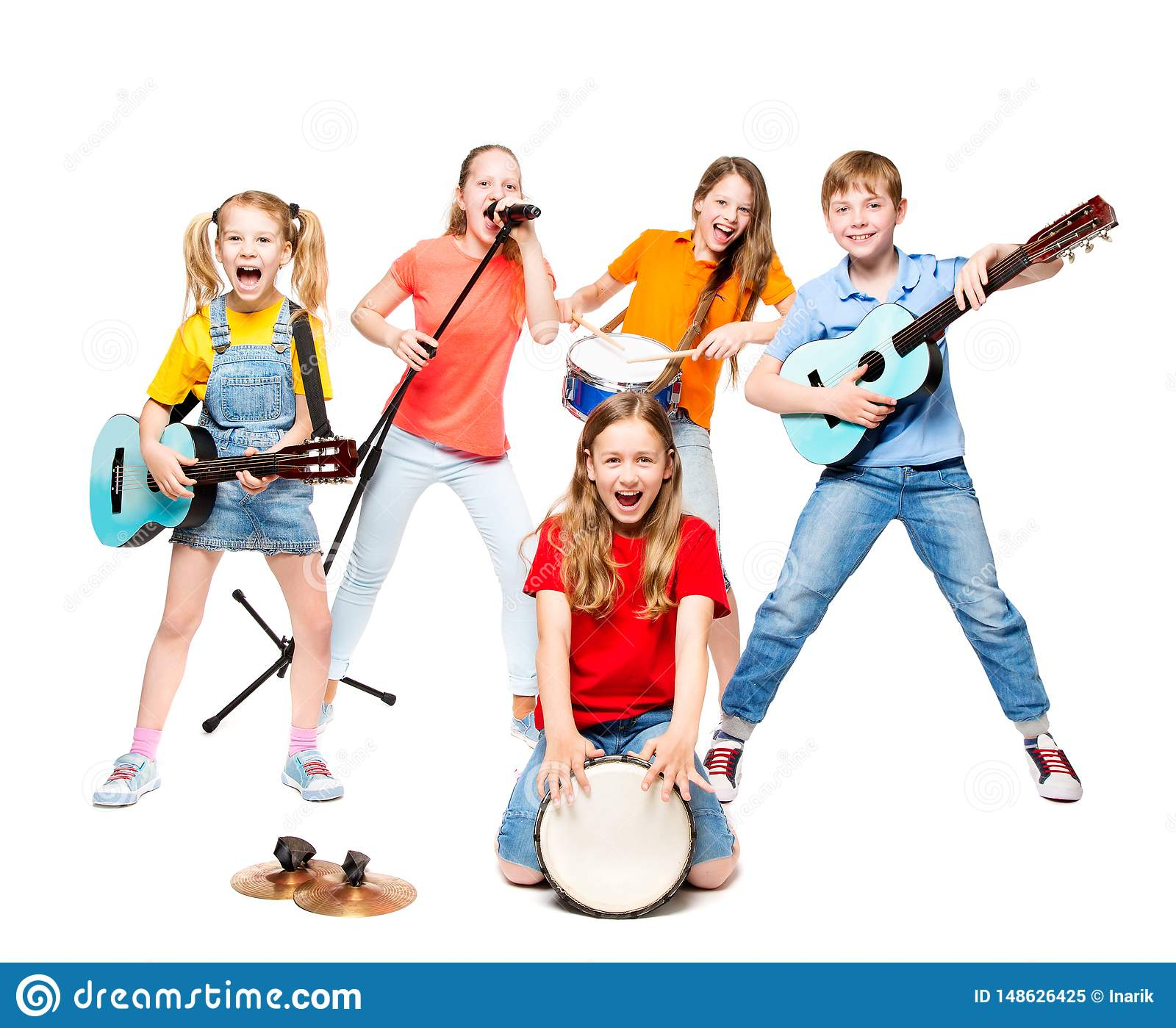 Les Enfants Groupent Le Jeu Sur Des Instruments De Musique concernant Jeu Des Instruments De Musique 