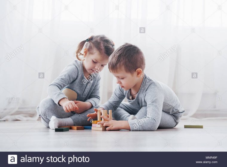 Les Enfants Jouent Avec Un Créateur De Jouets Sur Le à Jeux Didactiques Maternelle