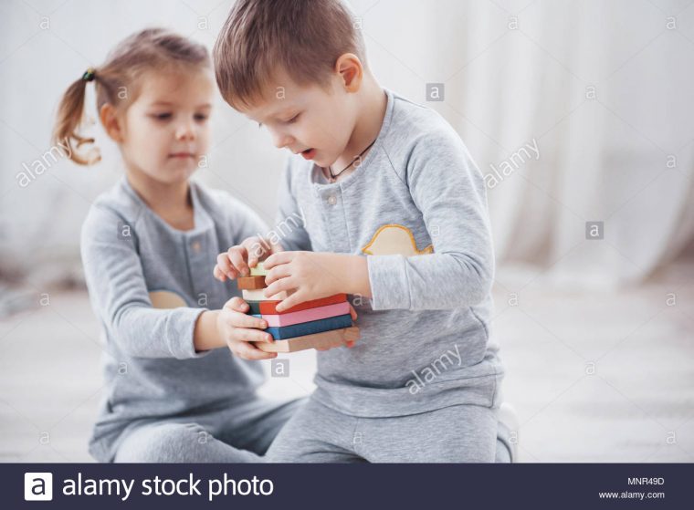 Les Enfants Jouent Avec Un Créateur De Jouets Sur Le avec Jeux Didactiques Maternelle