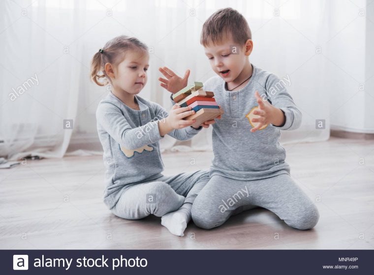 Les Enfants Jouent Avec Un Créateur De Jouets Sur Le dedans Jeux Didactiques Maternelle