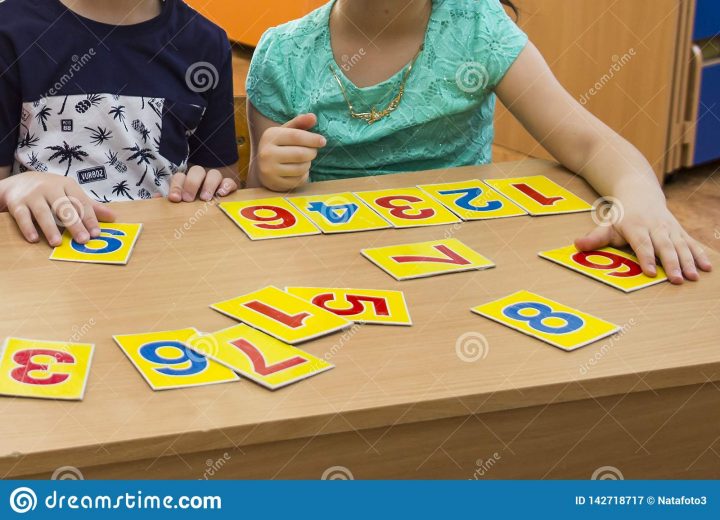 Les Enfants Jouent Jeux Éducatifs Un Enfant Dans Le Jardin D concernant Jeux Enfant Educatif