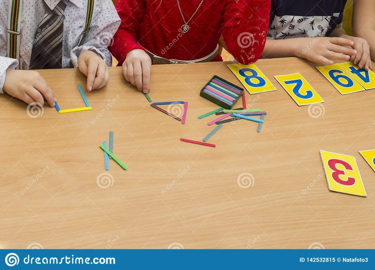 Les Enfants Jouent Jeux Éducatifs Un Enfant Dans Le Jardin D concernant Jeux Pour Jeunes Enfants