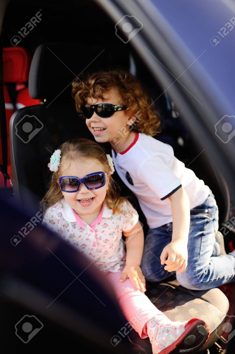 Les Enfants Sont Assis Dans La Voiture Et Le Jeu. Petit Garçon Et Fille  Dans Des Lunettes De Soleil Rire Dans La Voiture tout Les Jeux Des Garçons De Voiture