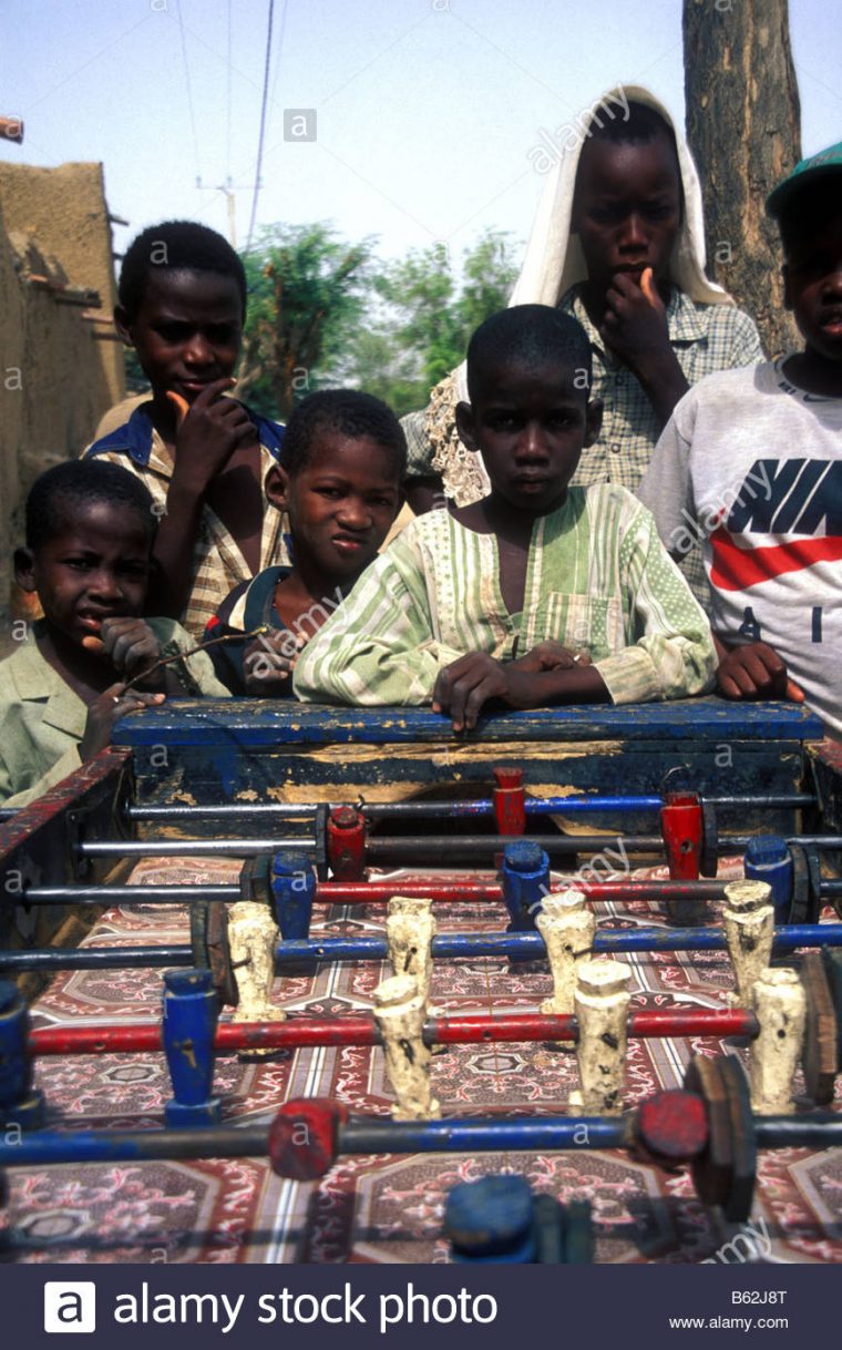 Les Jeunes Enfants Africains À Une Table De Jeu De Football avec Jeux Africains Pour Enfants