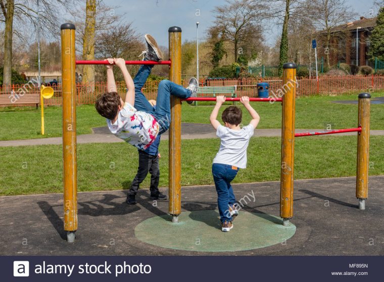 Les Jeunes Enfants Jouer Sur Tirer La Barre Dans Une Aire De à Jeux Pour Jeunes Enfants